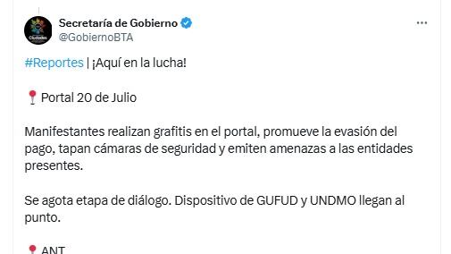 En horas de la mañana del 16 de octubre de 2025, en redes sociales empezaron a circular videos en los que se ve a un grupo de encapuchados vandalizando las instalaciones y promoviendo el no pago del pasaje en el sistema - crédito @GobiernoBTA/X