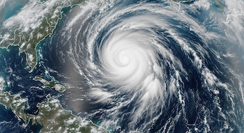 Imagen satelital de un gran sistema de nubes en espiral sobre el océano azul profundo, con la costa de Norteamérica y México visible en los bordes.