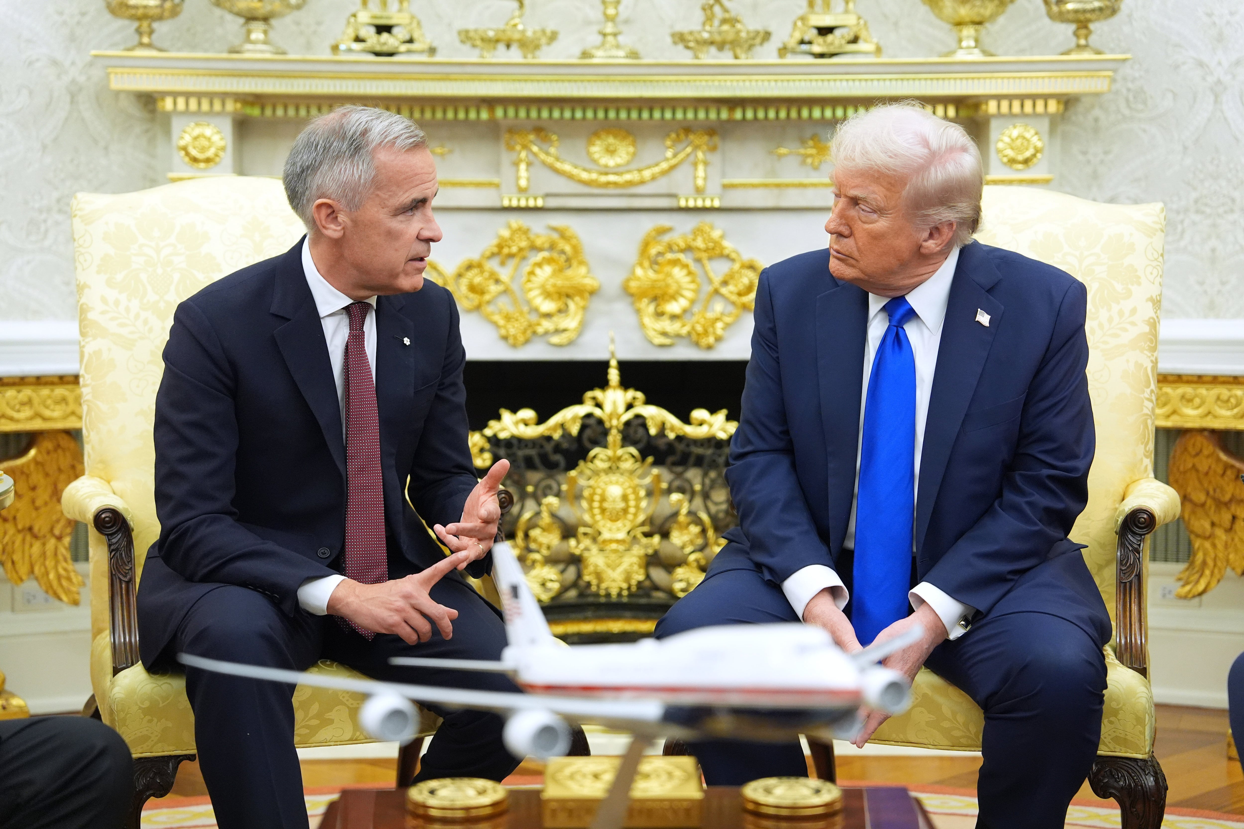 Mark Carney y Donald Trump mantienen un encuentro en la Oficina Oval durante la visita del jefe del Gobierno canadiense a la Casa Blanca (AP foto/Evan Vucci/Archivo)