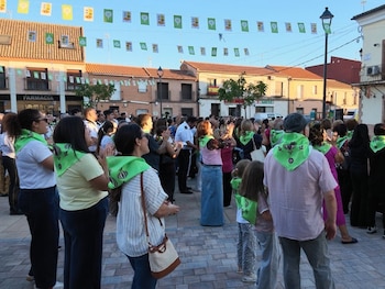 22/10/2026 Cebolla, el pueblo de Toledo que demuestra que la vida en comunidad sigue más viva que nunca.
¿Qué hace que un pueblo siga teniendo vida cuando terminan las fiestas y el verano queda atrás? La respuesta está en quienes siguen reuniéndose en la plaza, mantienen abiertas las asociaciones, entrenan después de una jornada de trabajo o encuentran cualquier excusa para alargar una conversación al caer la tarde. En Cebolla, un municipio toledano de alrededor de 3.500 habitantes, estas pequeñas costumbres forman parte de una manera de vivir que convierte lo cotidiano en una celebración compartida.
EUROPA ESPAÑA SOCIEDAD
CORTESÍA DE BABARIA