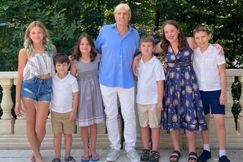 Su familia se presenta como