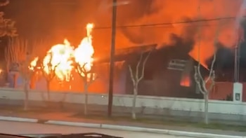 Un feroz incendio arrasó por completo con un edificio histórico del municipio de una localidad de Río Negro