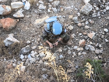 Preparando la desactivación de explosivos de un dron derribado en Líbano