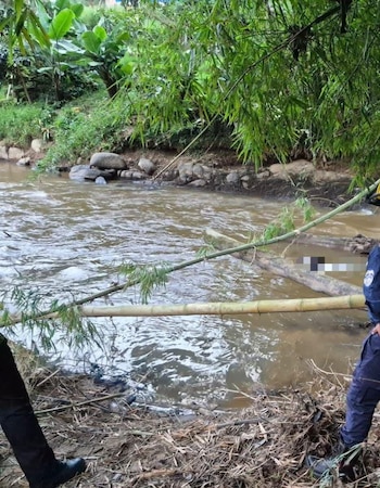 La menor cruzaba un puente