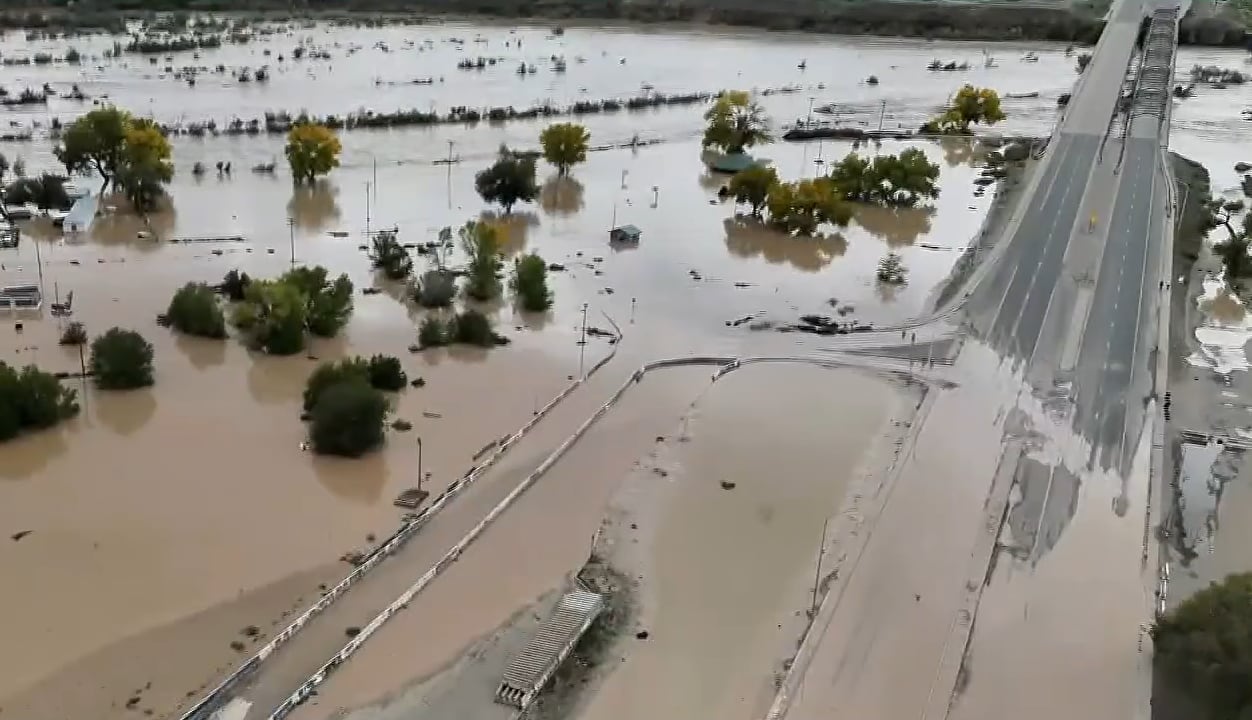 El desbordamiento de las aguas cubre terrenos, árboles y tramos viales junto a un puente vehicular en la región de Four Corners en Estados Unidos (Navajo Police Department)