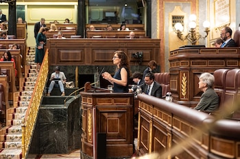 La ministra de Sanidad, Mónica García, habla ante el Congreso de los Diputados sobre el nuevo sistema de prestación farmacéutica. (Europa Press)