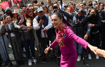 Claudia Sheinbaum saludando a personas