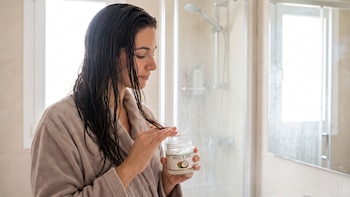 Aceite de coco en las puntas del cabello: qué beneficios tiene y cómo usarlo