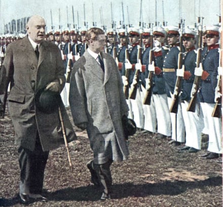 Pasando revista a las tropas junto al presidente Alvear (Revista Caras y Caretas)
