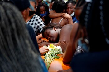 Una mujer se posa sobre