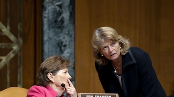 Una senadora republicana y otra