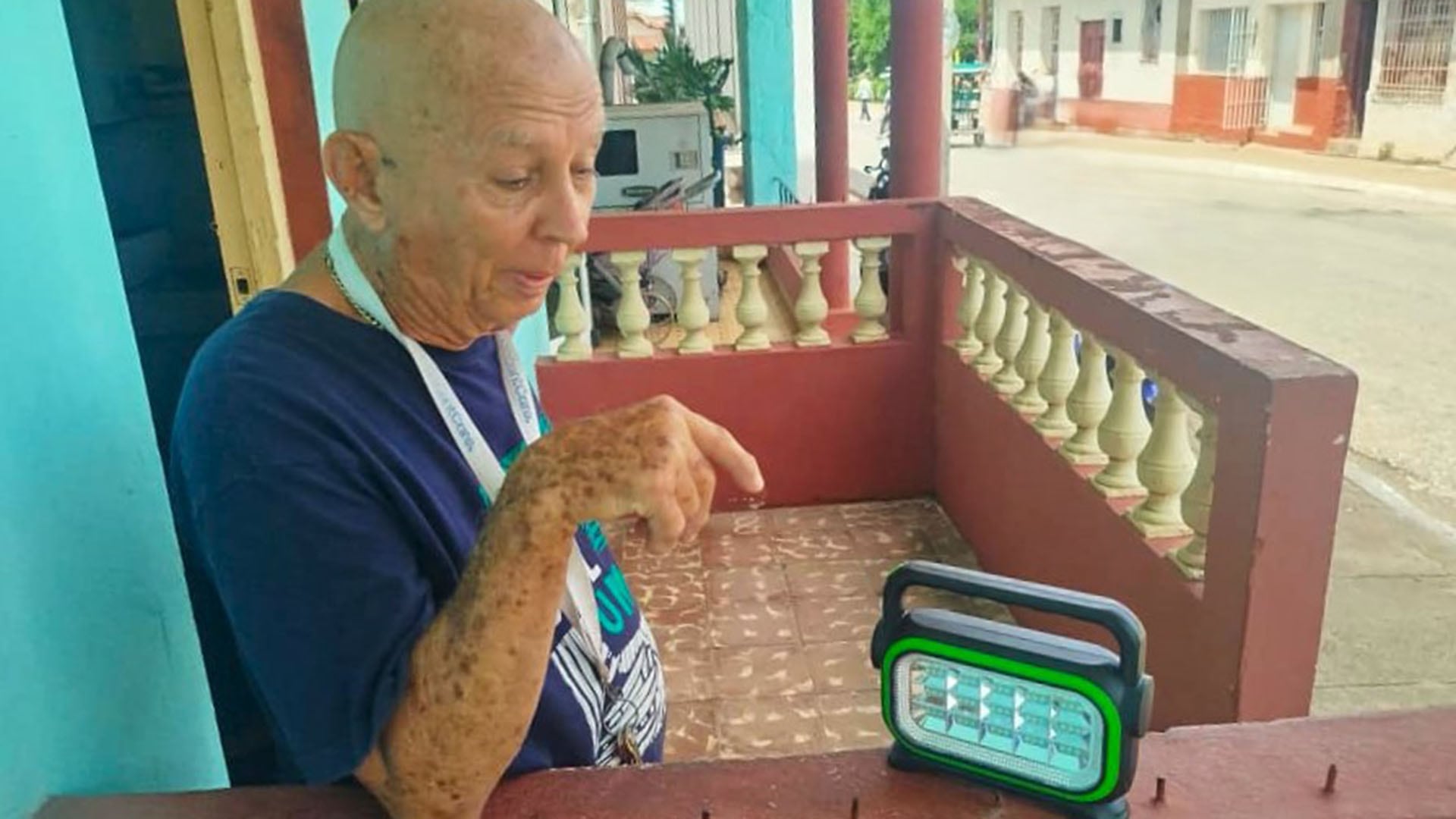 Un hombre observa una lámpara recargable entregada por el PNUD a Cuba como parte de una donación de más de 24.000 unidades (@PNUDCuba)