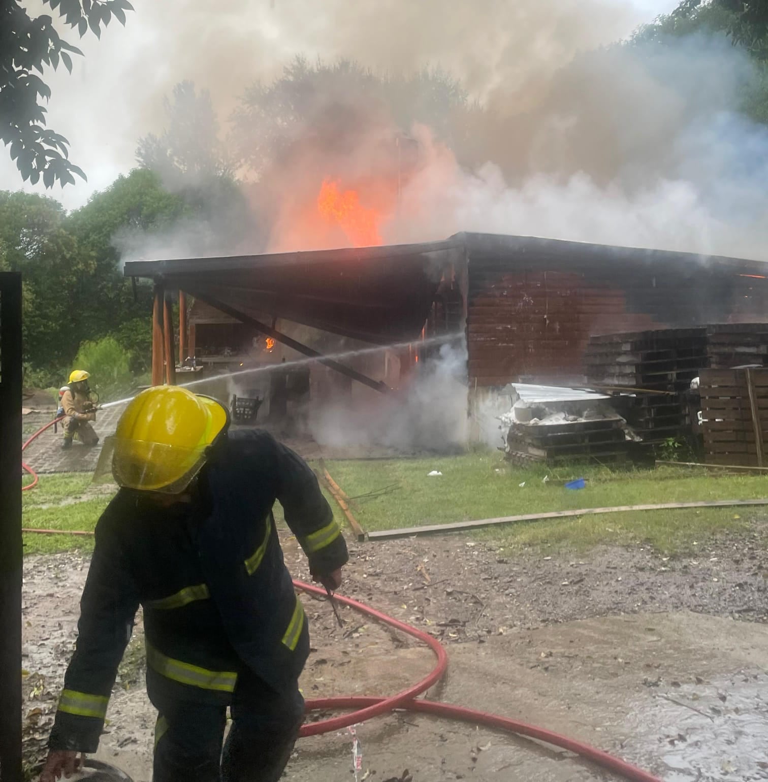 El fuego iniciado tras la caída del rayo en Cosquín se expandió debido a una zapatilla del toma corriente afectada dentro de la vivienda