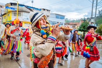 Comparsas con trajes bordados y