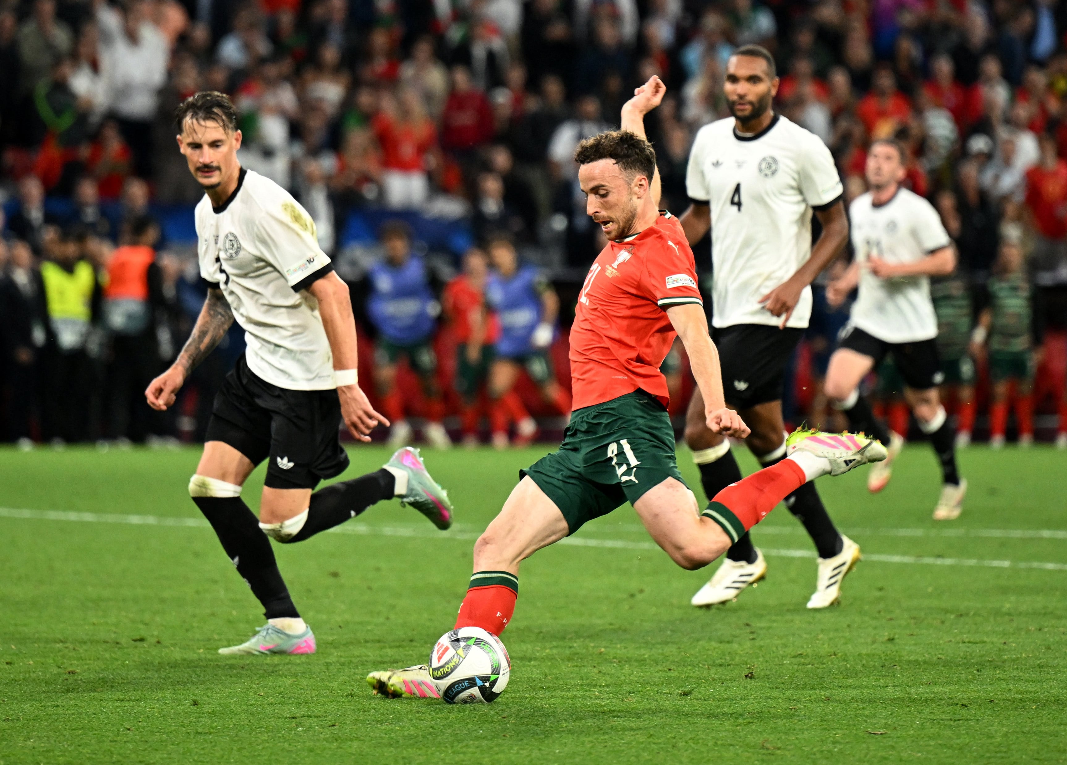 Diogo Jota marcó 36 goles en 68 partidos con Portugal y ganó la Liga de las Naciones antes del accidente automovilístico que le costó la vida - crédito Angelika Warmuth/REUTERS