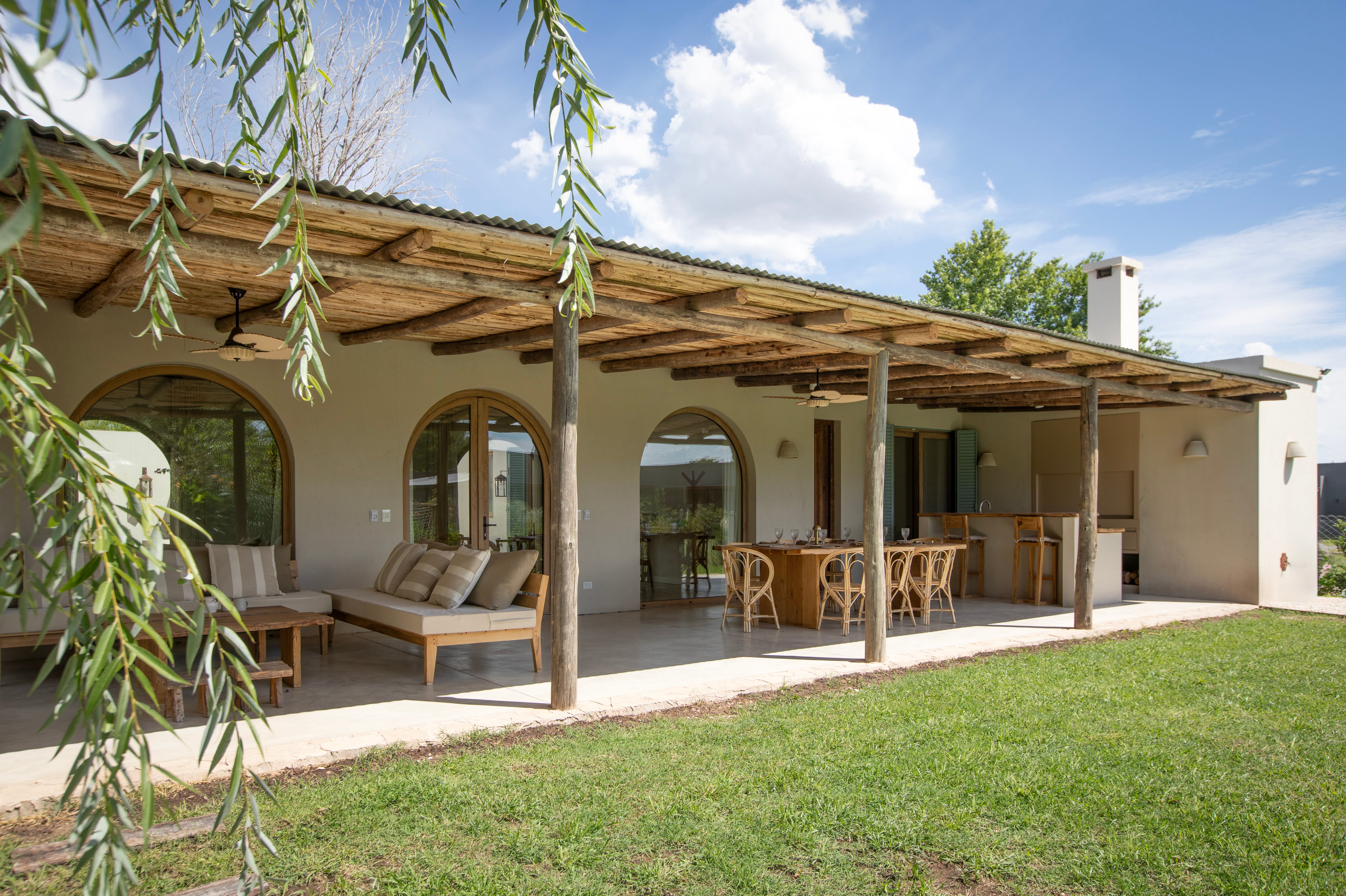 La coherencia de materiales y la integración visual marcan el pulso de esta casa