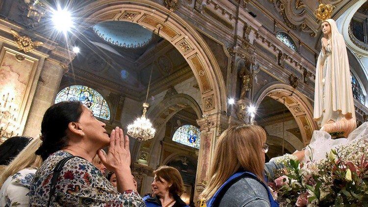 Durante las apariciones, la Virgen de Fátima transmitió mensajes de conversión, paz y oración a Lucía dos Santos, Francisco Marto y Jacinta Marto (Foto: VaticanNews)