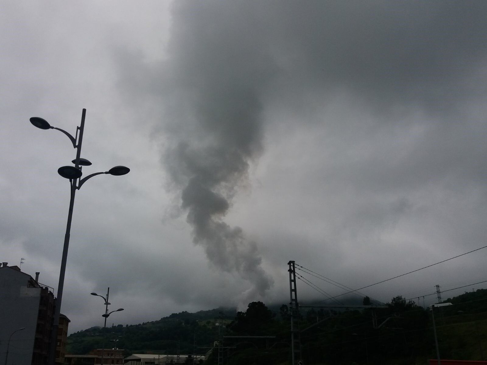Imagen de una columna de humo en Asturias. (Europa Press)