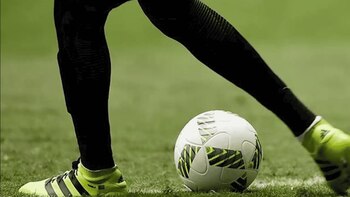 Cuatro futbolistas muertos por ataques al corazón en la semana navideña aviva atención de los expertos
