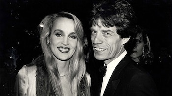 “Todo el mundo quería dormir con él”: Jerry Hall recordó cómo era convivir con Mick Jagger durante sus años de mayor fama