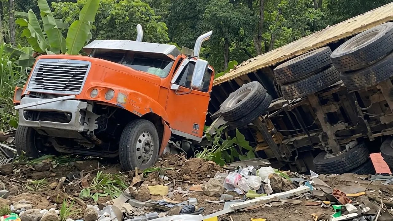 El vehículo pesado terminó impactando contra un taller después de atravesar el carril contrario. (FOTO: Tu Nota)