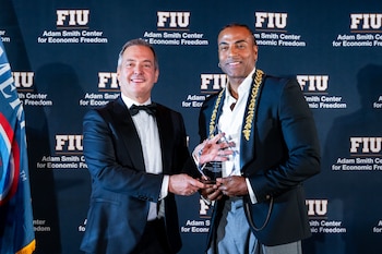 El artista cubano Yotuel Romero fue reconocido con el premio Beacon of Freedom, otorgado a un líder del sector cultural y del entretenimiento