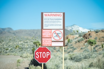 Uno de los carteles que