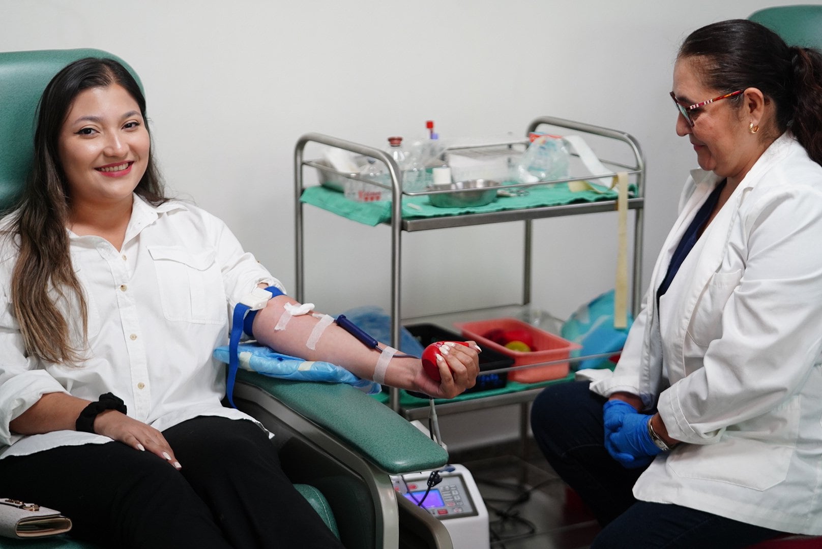Personal de Cruz Roja Salvadoreña realiza la extracción de sangre en el centro de donación durante en una campaña reciente./ Cruz Roja Salvadoreña