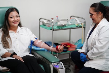 Personal de Cruz Roja Salvadoreña realiza la extracción de sangre en el centro de donación durante en una campaña reciente./ Cruz Roja Salvadoreña