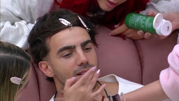 Así reaccionó Fede Vigevani luego de que descubriera que le colocaron esperma de salmón en la cara