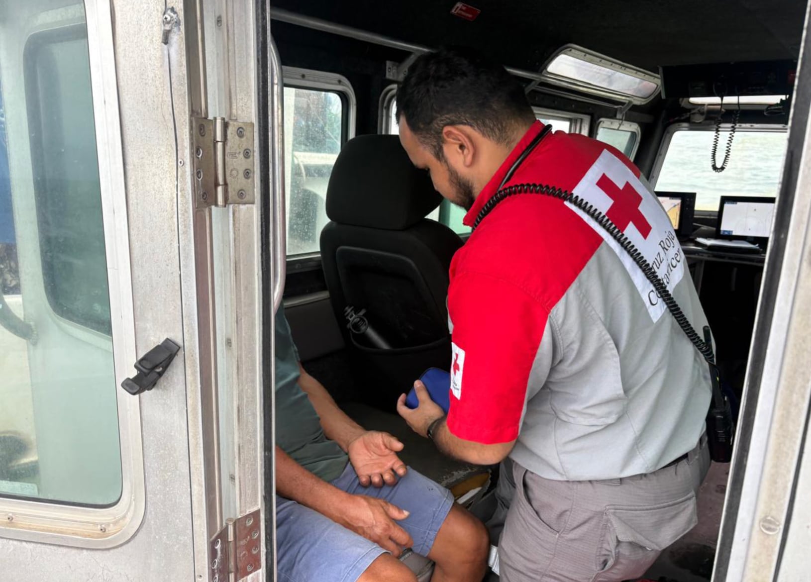 La embarcación del Servicio Nacional de Guardacostas trasladó al pescador desde alta mar hasta el muelle turístico de Puntarenas tras reportarse una emergencia médica. Crédito: MSP