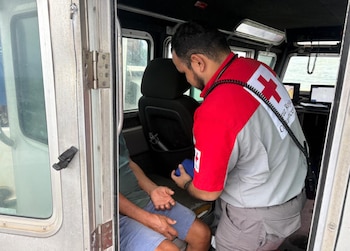 La embarcación del Servicio Nacional de Guardacostas trasladó al pescador desde alta mar hasta el muelle turístico de Puntarenas tras reportarse una emergencia médica. Crédito: MSP