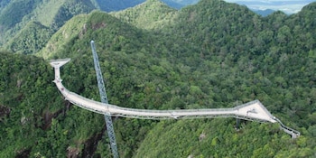 La estructura curva del puente
