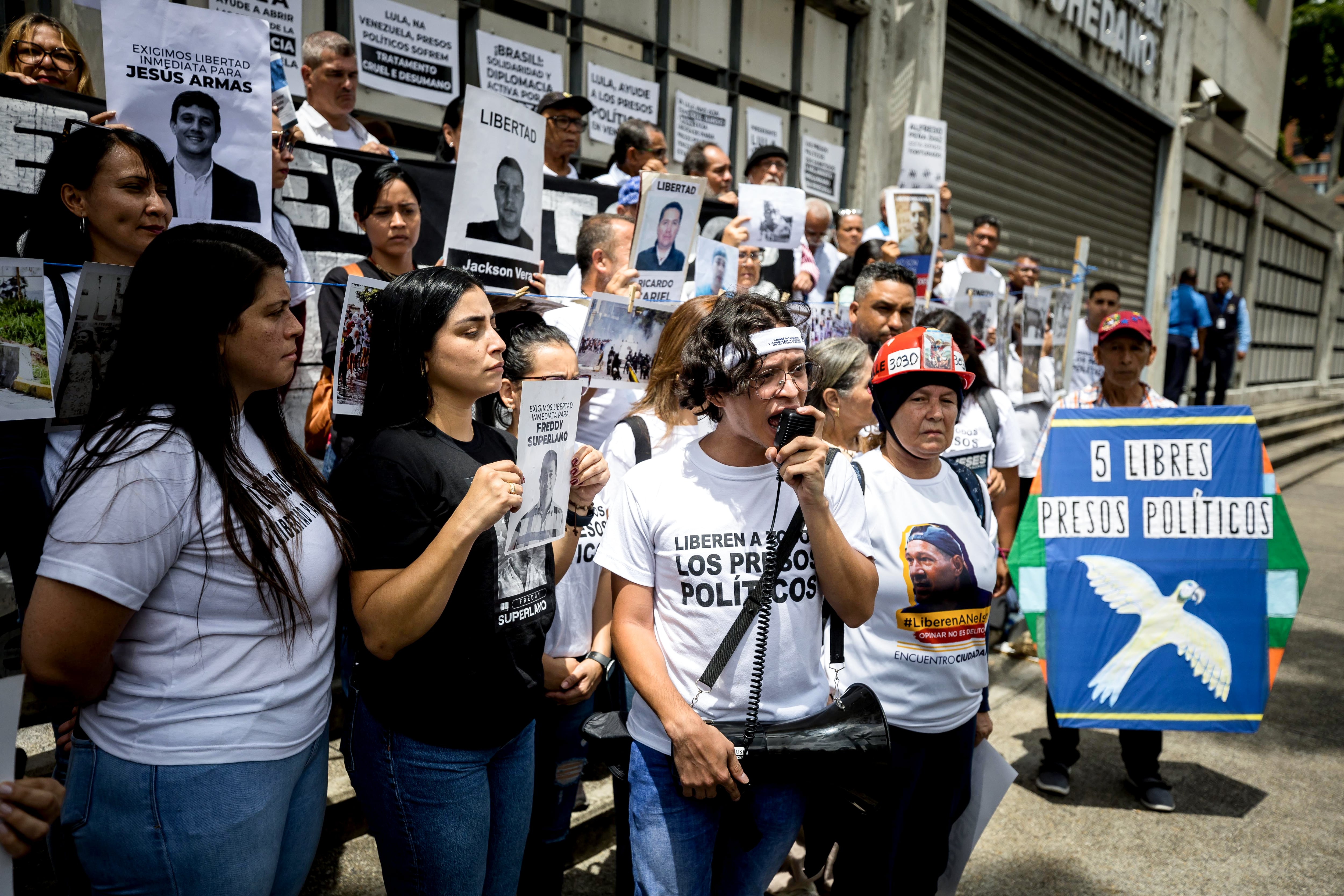 Personas participan en una manifestación este 7 de mayo de 2025, frente a la embajada de Brasil, en Caracas (Venezuela) (EFE/ Miguel Gutiérrez)