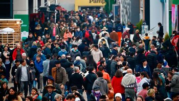 Mucho público recorriendo la exposición.