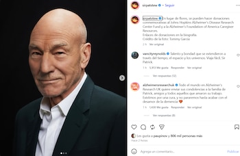 Captura de una publicación de Instagram con un retrato de Patrick Stewart de saco negro y camisa blanca, junto a comentarios en texto