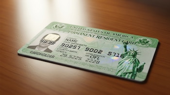 Estados Unidos podrá negar la Green Card por quema de la bandera nacional o participación en protestas antisemitas