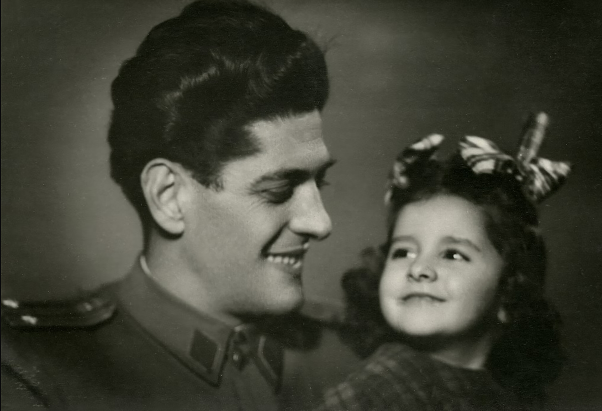 Abramovi de niña con su padre, Vojo, un alto funcionario del gobierno yugoslavo de la posguerra de la Segunda Guerra Mundial (Cortesía del Archivo Marina Abramovi)