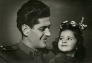 Abramović de niña con su padre, Vojo, un alto funcionario del gobierno yugoslavo de la posguerra de la Segunda Guerra Mundial.