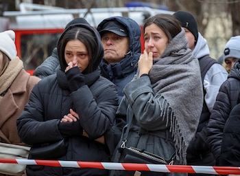 Residentes de Odesa reaccionan cerca de un edificio de apartamentos gravemente dañado por un ataque de drones rusos. (REUTERS)