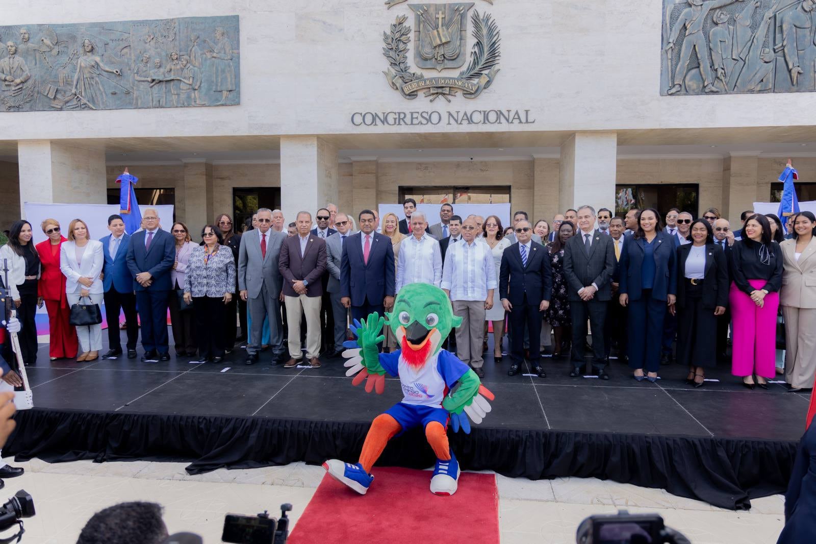 El presidente del Senado, Ricardo de los Santos, recibió la antorcha y resaltó el valor de la unidad nacional y la capacidad organizativa del país para los Juegos Centroamericanos. (Cortesía: Senado de la República Dominicana)