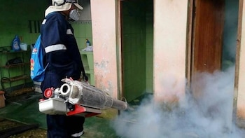 Salud activó fumigaciones y control de criaderos alrededor de la zona relacionada con el paciente. (FOTO: Proceso HN)