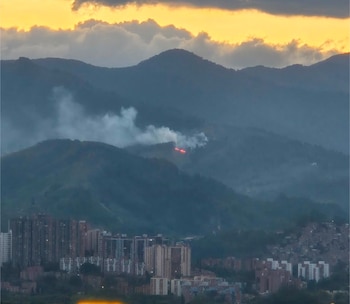 Agosto concentró 50 incendios forestales en Medellín, una tercera parte del total anual en un periodo corto - crédito @DAGRDMedellin/X
