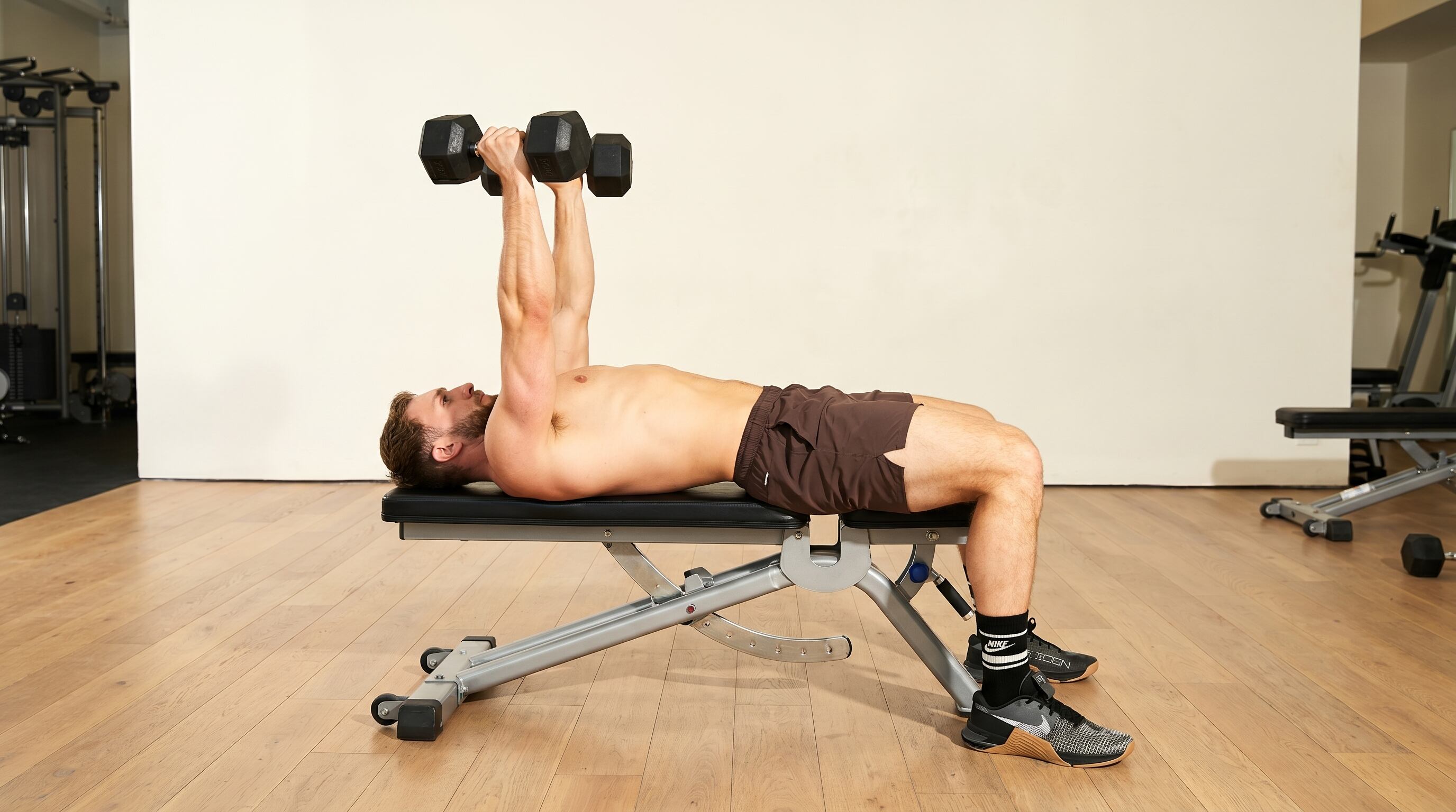 La extensión de tríceps acostado forma parte de los movimientos que Cavaliere recomienda para entrenar sin dolor articular (Imagen Ilustrativa Infobae)