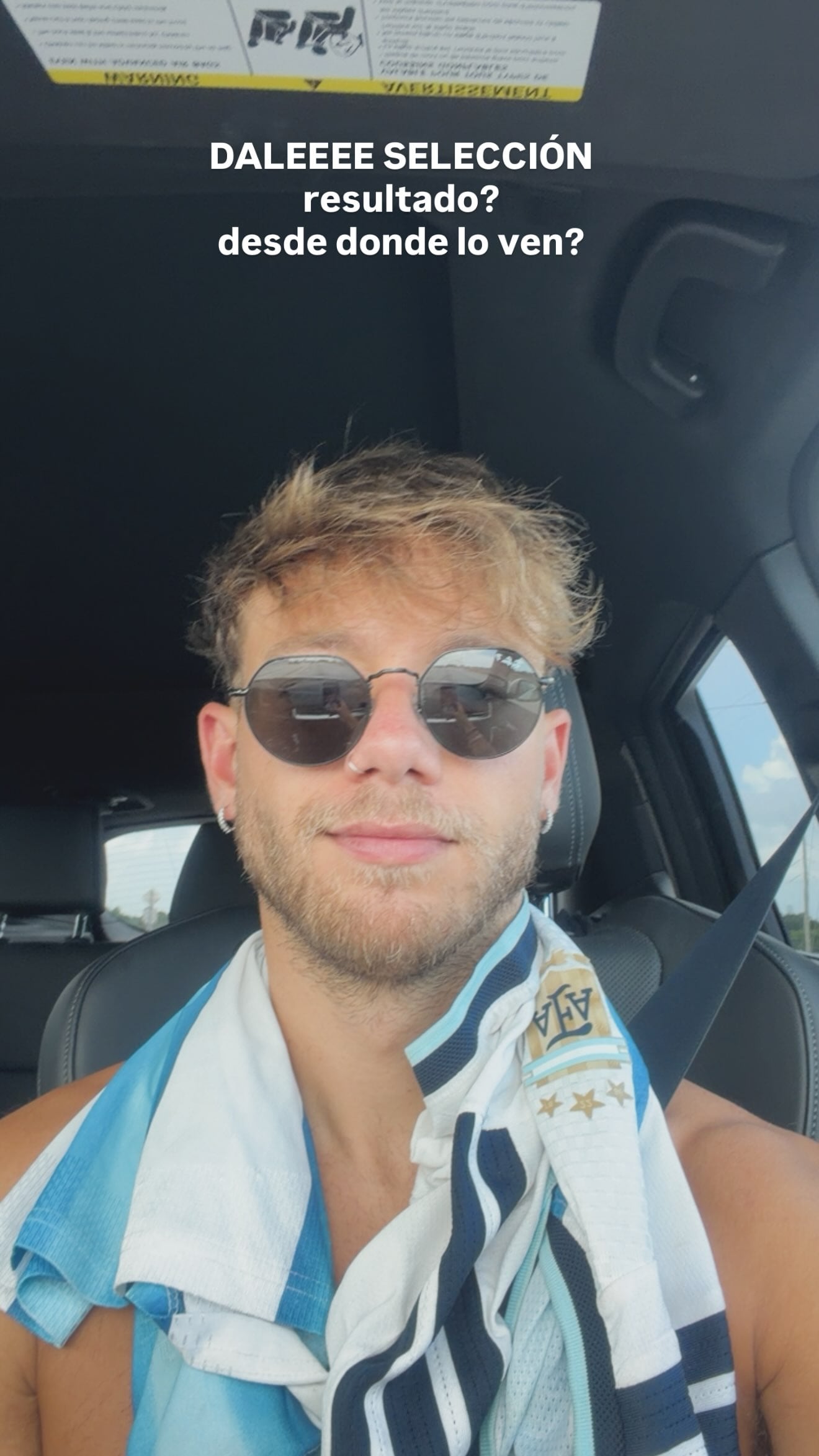 Nacho Castañeras, en Miami, observa un partido de la Selección Argentina con la camiseta albiceleste sobre su hombro mientras viaja en un vehículo.