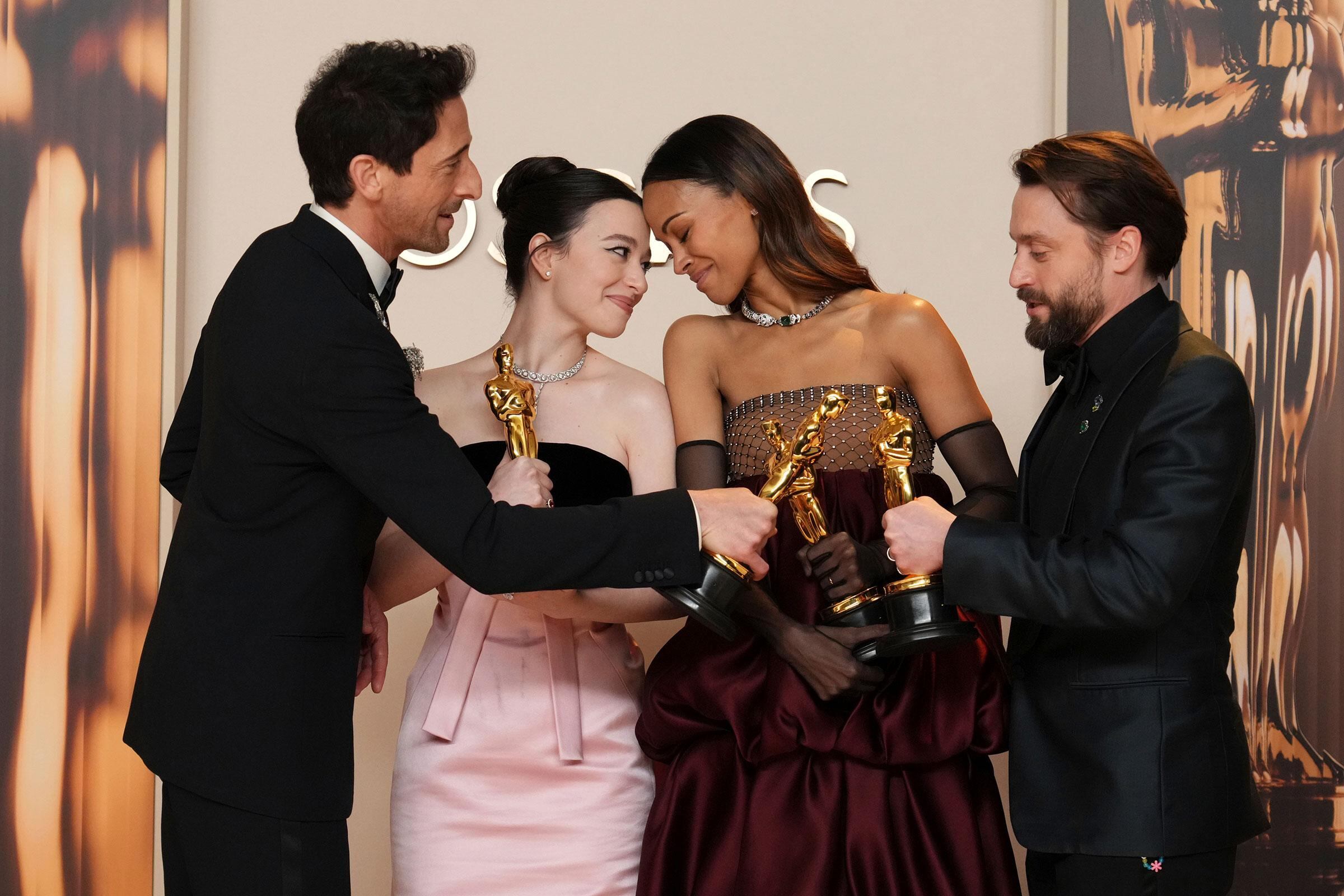 Adrien Brody, Mikey Madison, Zoe Saldana y Kieran Culkin posaron con sus premios en la sala de prensa de los Óscar en el Dolby Theatre de Los Ángeles el 2 de marzo (Jordan Strauss—Invision/AP)
