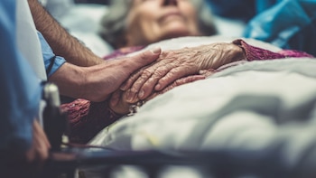 La ciudadana quedó con lesiones de gravedad y los médicos trabajan por estabilizarla - crédito Imagen Ilustrativa Infobae