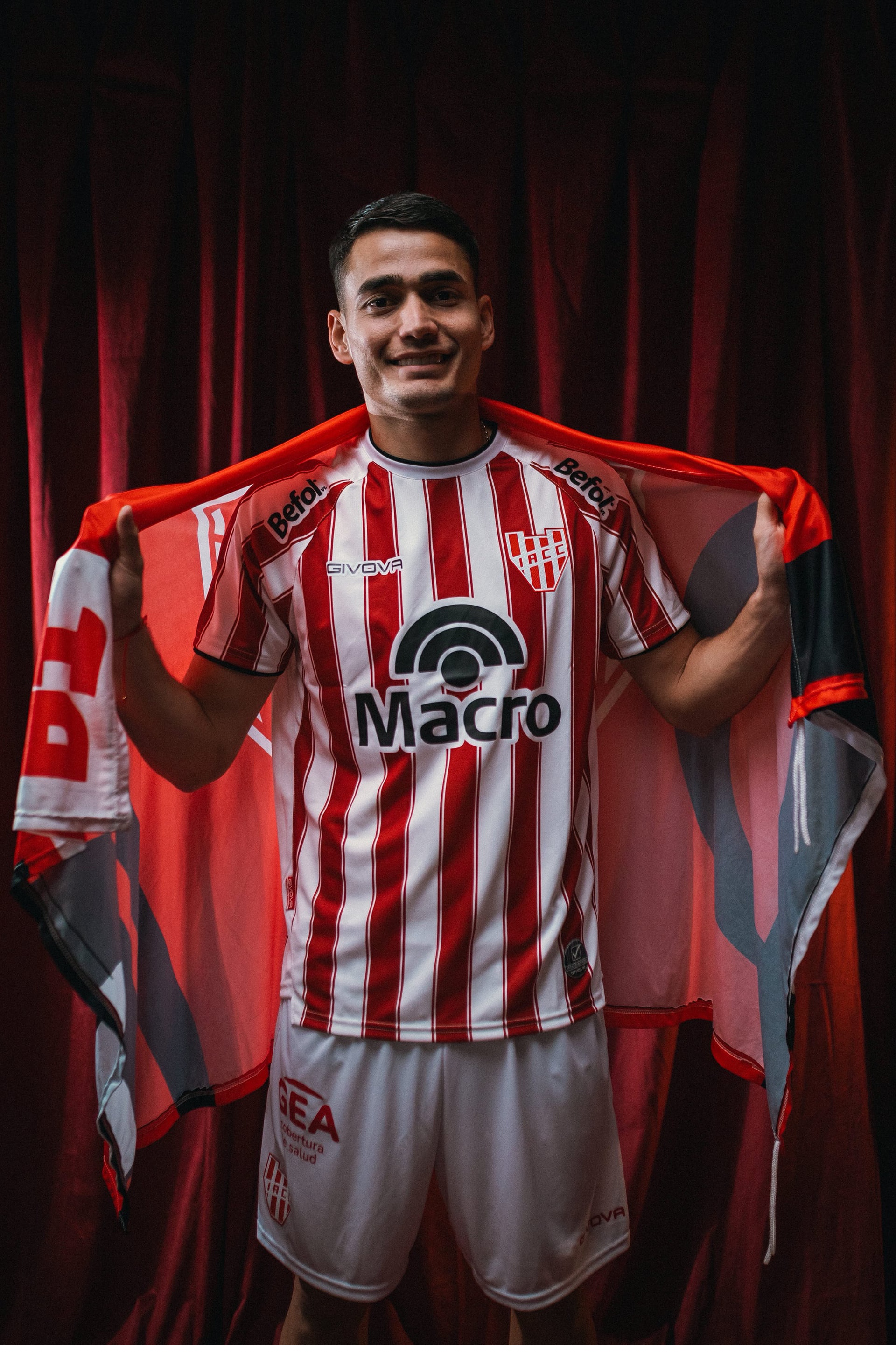 Instituto anunció la contratación del futbolista Wilder Viera Caballero, quien se sumó al plantel profesional tras finalizar su vínculo con Cerro Porteño. Rubricó su firma en un vínculo por 18 meses, con vigencia hasta el 31 de diciembre de 2027. El acuerdo contempla una opción de extensión por tres temporadas adicionales