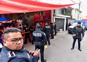 Policías municipales en un mercado