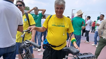 Sergio Paz, el aficionado brasileño que llegó a México y que ha recorrido seis Mundiales en su bicicleta: “La gente mexicana es muy calurosa”